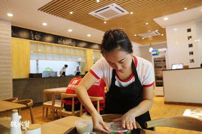 90后小夫妻高新區(qū)開中式快餐店，服務白領，生意火爆